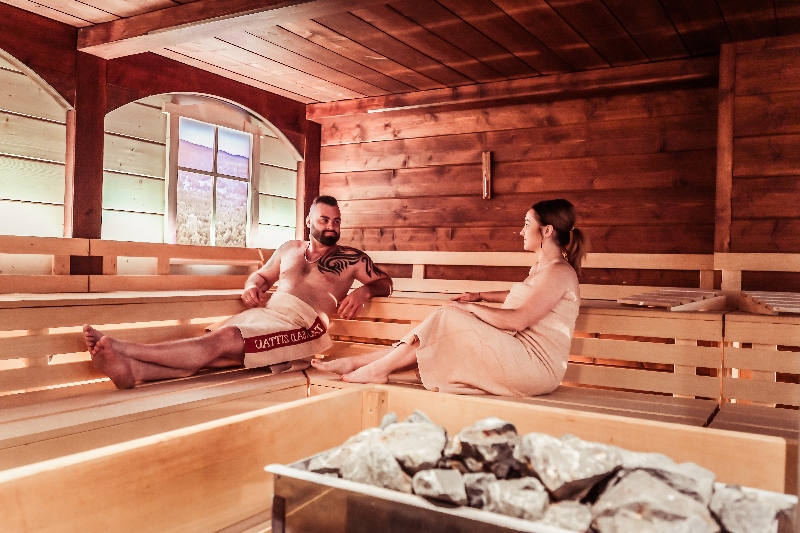 Zwei Personen in der Sauna