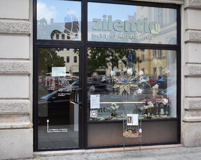 dekoratives Schaufenster des Bestattungsdienstes zilentio