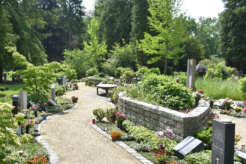 Parkanlage mit B&auml;umen und Grabstellen, Blumen und Gestecken